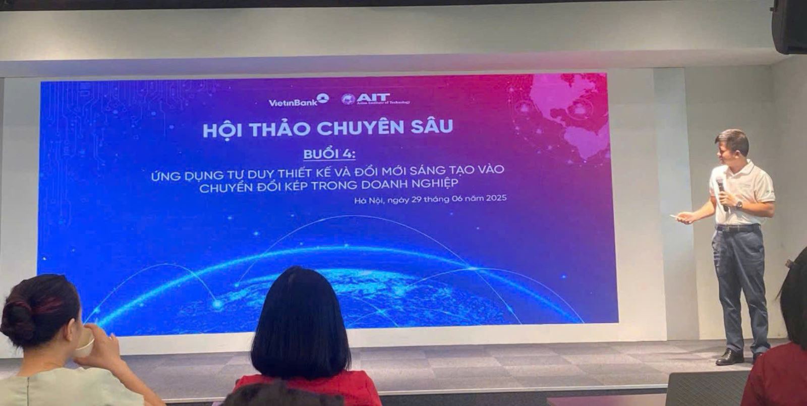 Tiến sĩ Phùng Văn Đông, Giám đốc AIT Việt Nam, chuyên gia cấp cao về Đổi mới sáng tạo và Tư duy thiết kế chia sẻ tại hội thảo.