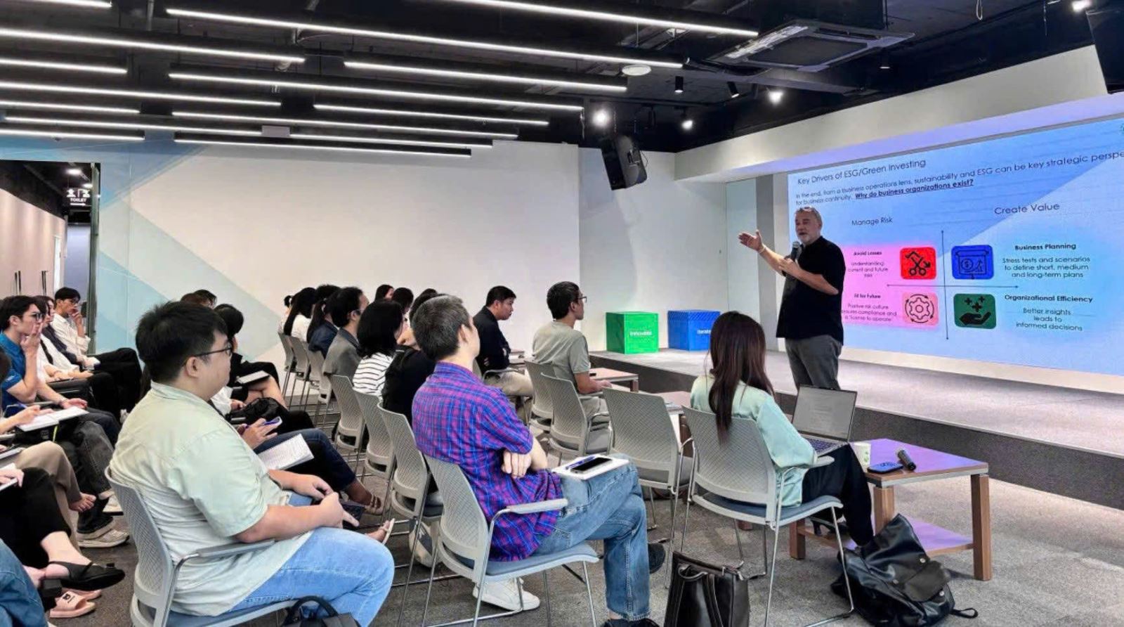 Ông David Galipeau, Giám đốc SDGx Near Future Lab phát biểu tại hội thảo