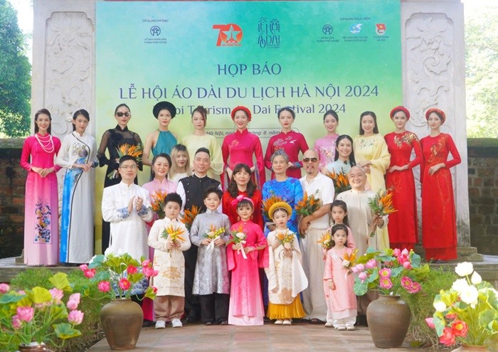 Ad1 Lãnh đạo Sở Du lịch Hà Nội và các nhà thiết kế giới thiệu những mẫu áo dài sẽ trình diễn tại Lễ hội Áo dài Hà Nội 2024