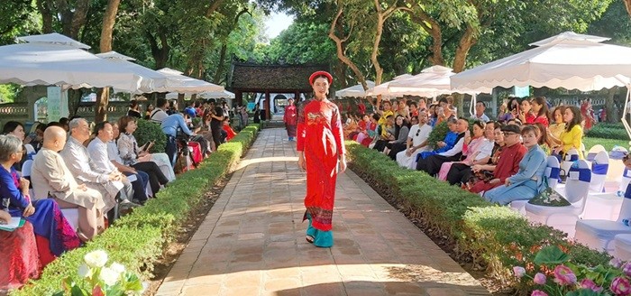  Trình diễn thời trang áo dài tại buổi họp báo công bố Lễ hội Áo dài du lịch Hà Nội 2024