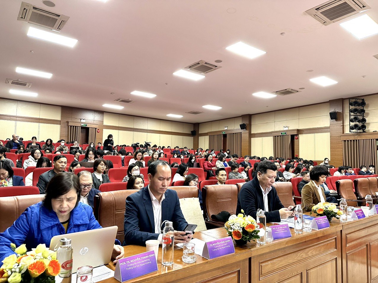 hiện nay, chính sách và pháp luật bước đầu tạo thuận lợi cho đào tạo thương mại điện tử, tuy nhiên, việc triển khai các văn bản chính sách và pháp luật này chưa đủ mạnh mẽ