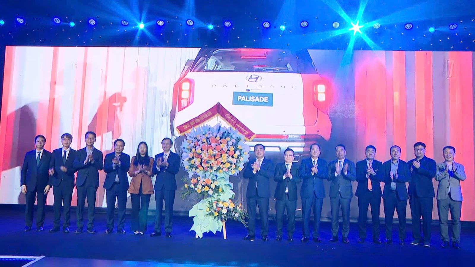 Các đại biểu tặng hoa chúc mừng.