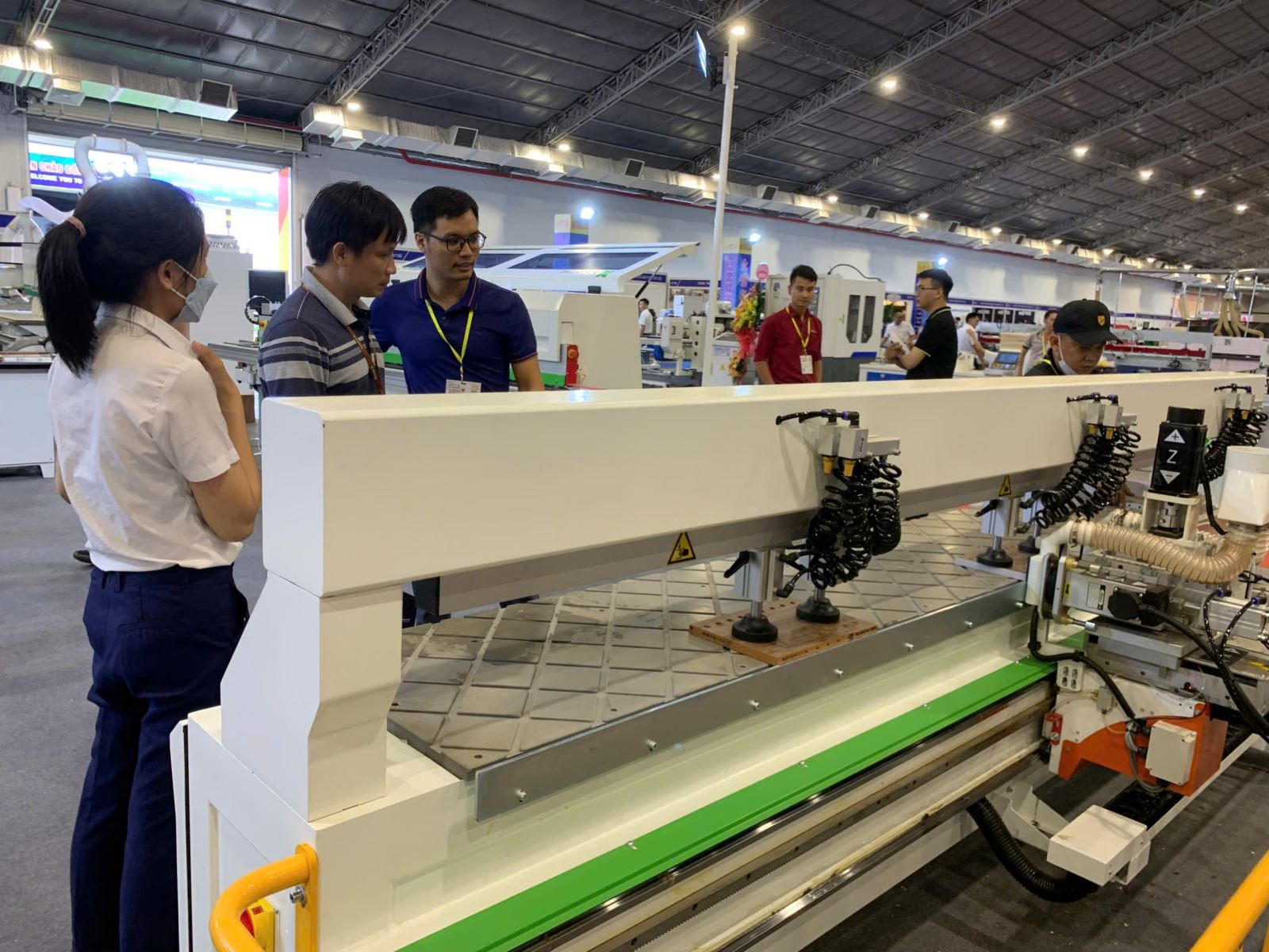 Triển lãm lần này giúp doanh nghiệp tiếp xúc với máy móc, thiết bị chế biến gỗ; Hóa chất xử lý và hoàn thiện bề mặt cũng như các công nghệ máy tính và phần mềm sản xuất mới, tiến tiến.