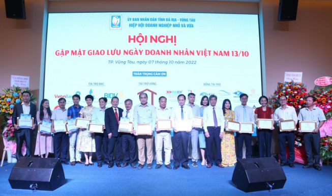 Thường trực Hiệp hội tặng giấy khen cho 21 doanh nghiệp tiêu biểu, có nhiều thành tích hoạt động SXKD và đóng góp cho hoạt động của Hiệp hội