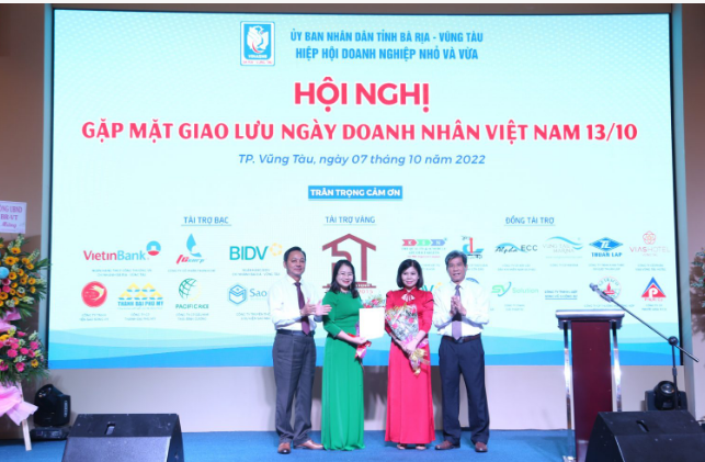  Ông Bùi Ngọc Diệp, Phó Chủ tịch Thường trực và Ông Phạm Văn Triêm, Phó chủ tịch Hiệp hội trao quyết định thành lập và tặng hoa cho  Bà Nguyễn Thị Lan Anh và Bà Bùi Thanh Yến  Ban chủ nhiêm Câu lạc bộ nữ doanh nhân SME thuộc Hiệp hội 