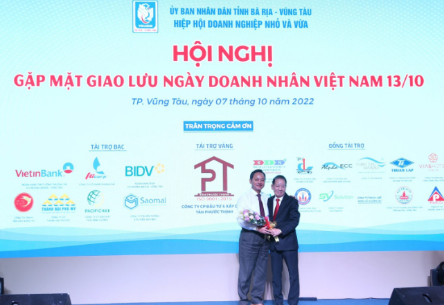 Ông Lê Văn Kháng, Chủ tịch Hiệp hội tặng hoa tri ân cho Ông Phạm Văn Triêm, Phó chủ tịch Hiệp hội; CTHĐQT Công ty CP Đầu tư & Xây Dựng Tân Phước Thịnh tài trợ vàng. 