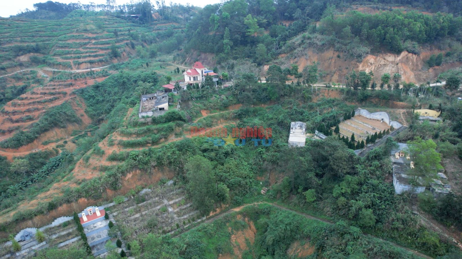 Nhiều khu mộ xuất hiện trong Dự án trồng rừng, chăm sóc và bảo vệ môi trường của Công ty Huy Hoàng.