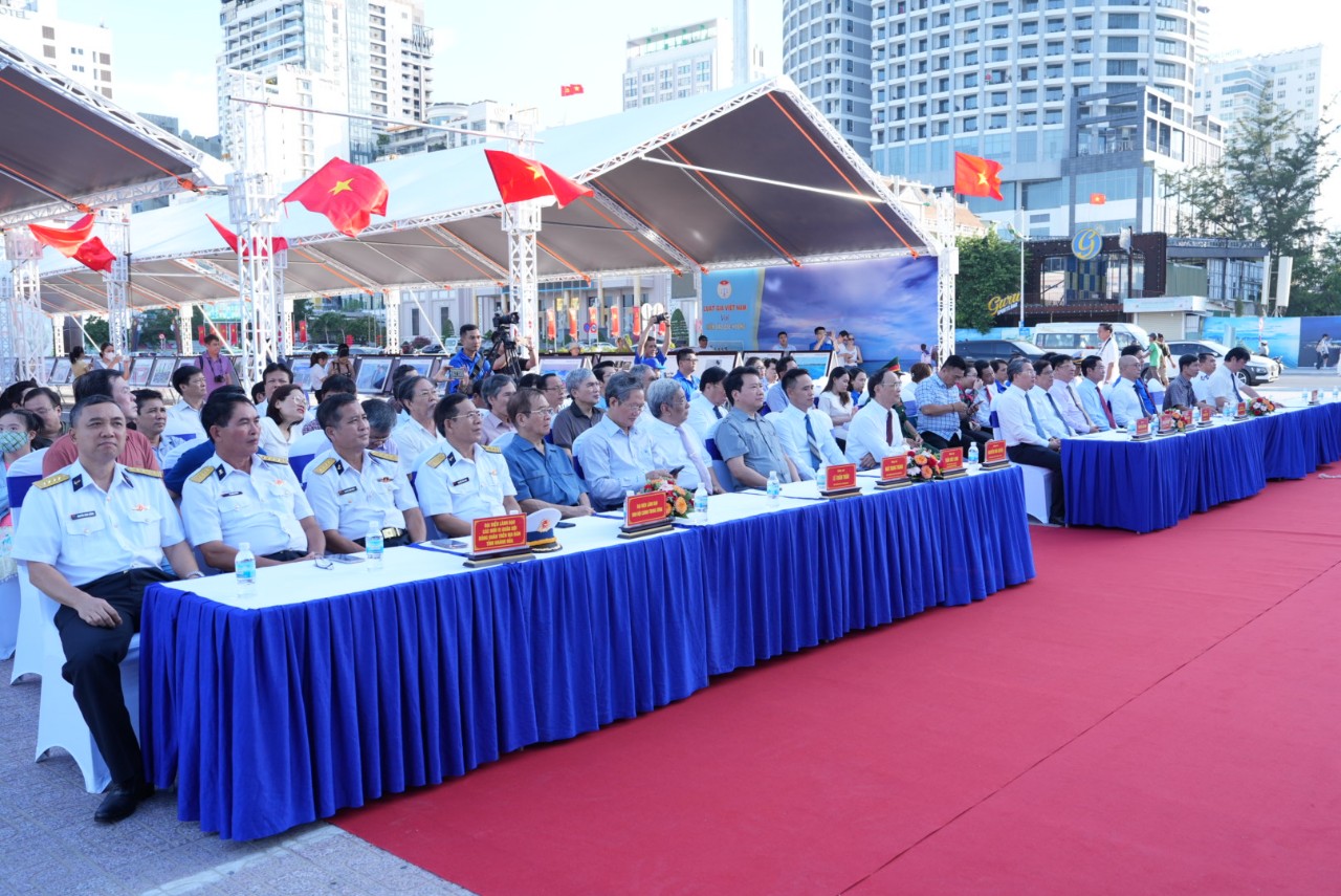 Các đại biểu tham dự lễ khai mạc trưng bày ảnh “Luật gia Việt Nam với biển, đảo quê hương” lần thứ 5.