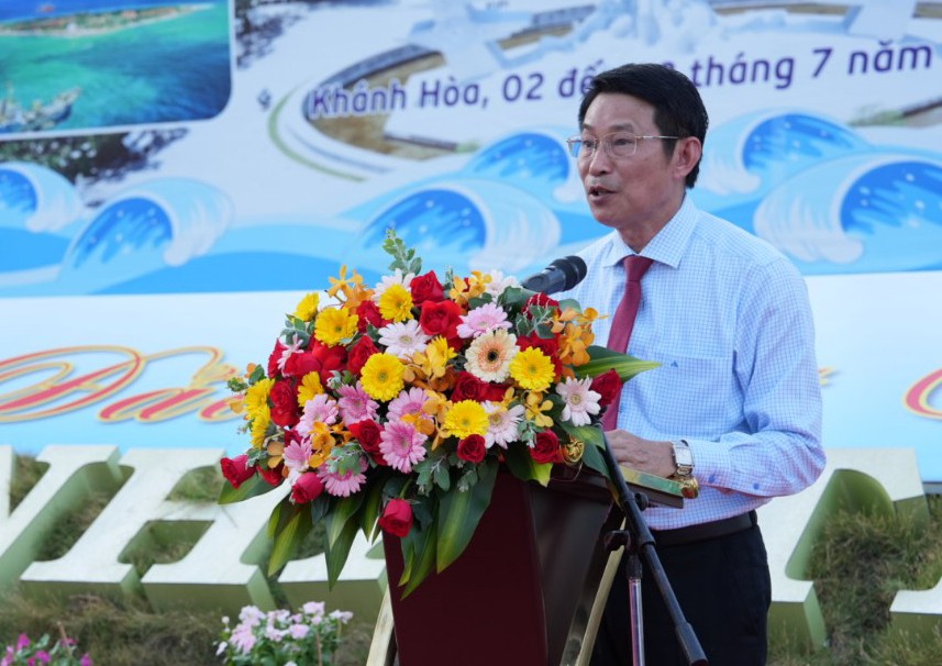 Ông Đinh Văn Thiệu - Phó Chủ tịch UBND tỉnh Khánh Hòa phát biểu tạilễ khai mạc trưng bày ảnh “Luật gia Việt Nam với biển, đảo quê hương” lần thứ 5.