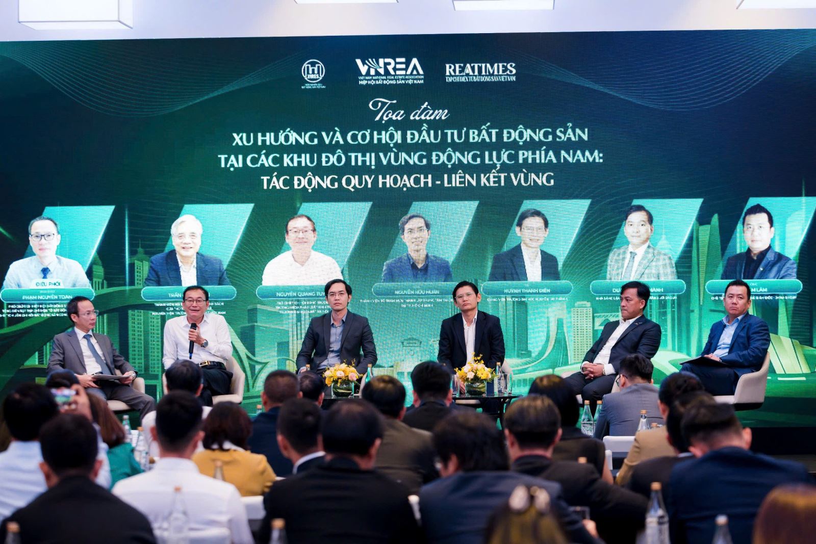  Các chuyên gia trao đổi tại Diễn đàn