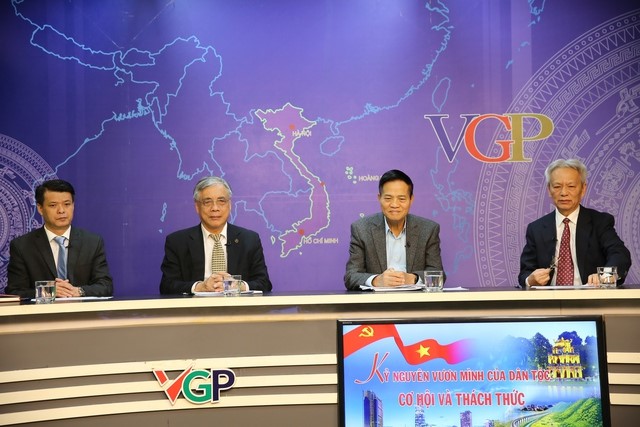 Các vị khách mời tham dự Tọa đàm (từ phải sang): TS. Nguyễn Sỹ Dũng, nguyên Phó Chủ nhiệm Văn phòng Quốc hội (điều phối chương trình); PGS.TS. Đào Duy Quát, nguyên Phó trưởng Ban Thường trực Ban Tư tưởng – Văn hóa Trung ương; PGS.TS. Trần Đình Thiên, nguyên Viện trưởng Viện Kinh tế Việt Nam - TS. Nguyễn Văn Đáng, Học viện Chính trị Quốc gia Hồ Chí Minh.