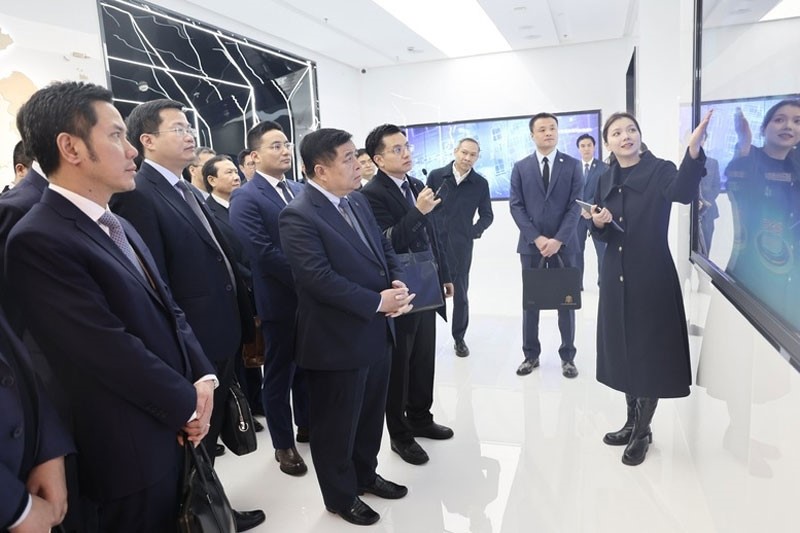 Phó Thủ tướng Nguyễn Chí Dũng thăm Triển lãm khu vực Ninh Ba, khu thương mại tự do Chiết Giang. Ảnh: VGP