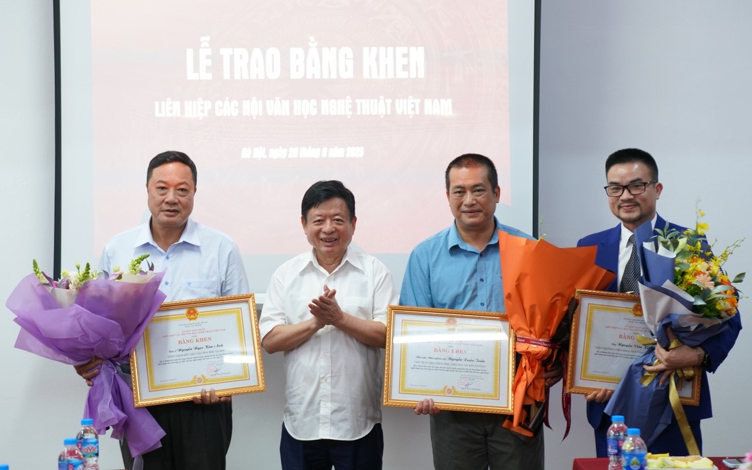 Chủ tịch Liên hiệp các Hội Văn học nghệ thuật Việt Nam Đỗ Hồng Quân trao Bằng khen cho nhà nghiên cứu Nguyễn Xuân Tuấn, TS Nguyễn Văn Khương và ông Nguyễn Ngọc Kim Anh