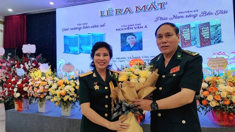 Nhà thơ Nguyễn Văn Á (bên phải)