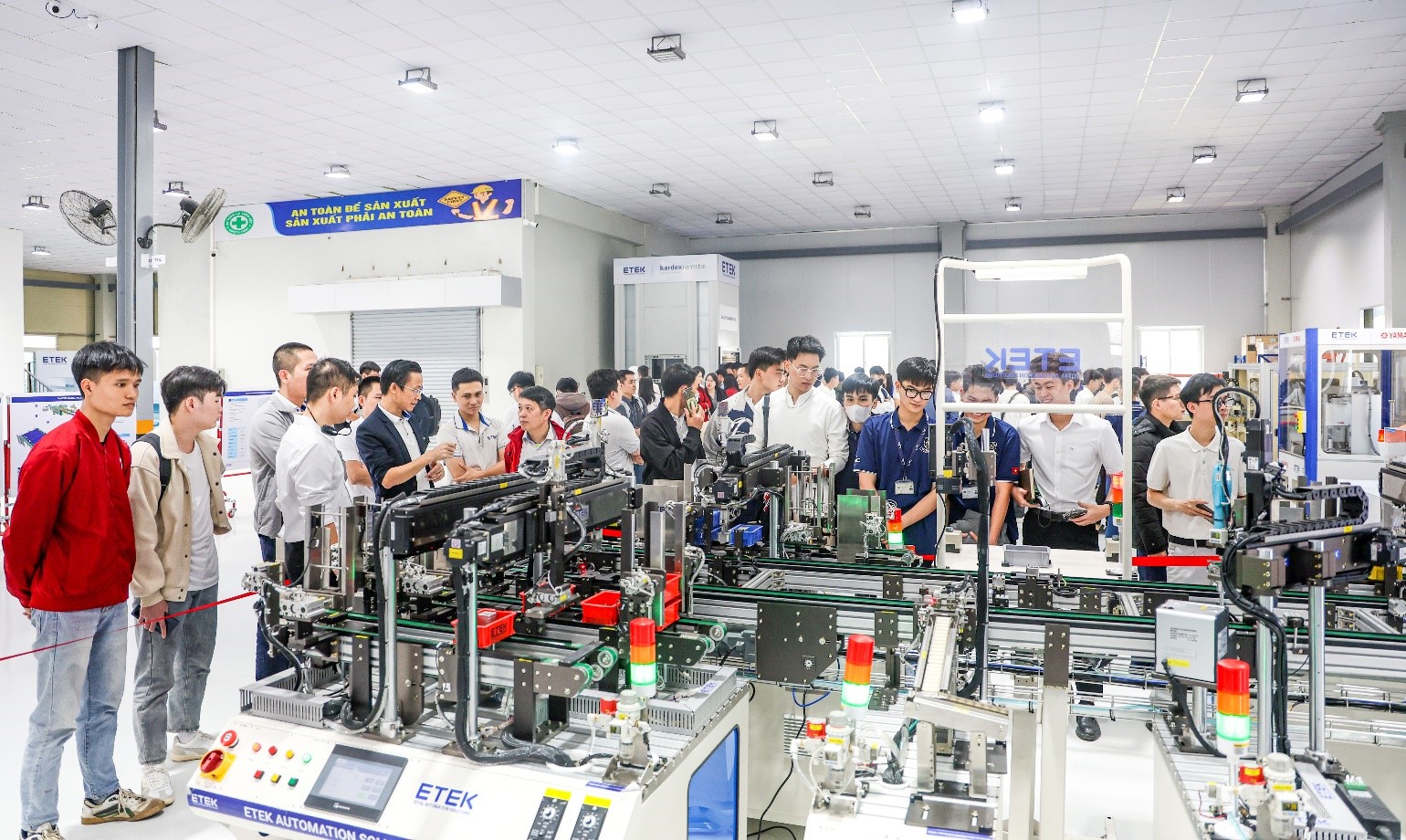 Các thí sinh thực tiễn các mô hình công nghệ hiện đại tại Công ty Cổ phần Giải pháp Tự động hóa ETEK