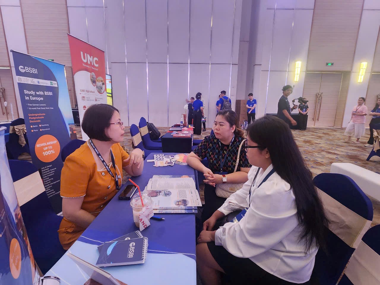 Nhiều phụ huynh TP.HCM cùng con đến tìm hiểu cơ hội du học 