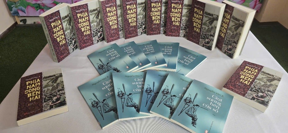 Tập thơ "Giọt sương bên cửa sổ" và tập truyện ký "Phía Nam sông Bến Hải" của tác giả Nguyễn Văn Á