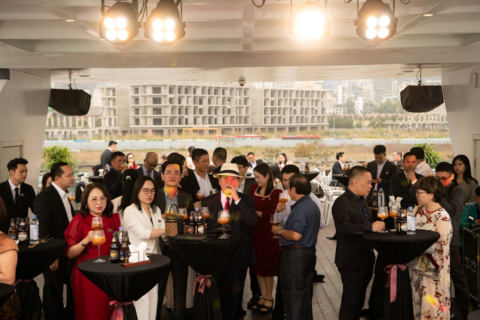 Khách mời thưởng thức Cocktail bia thủ công.