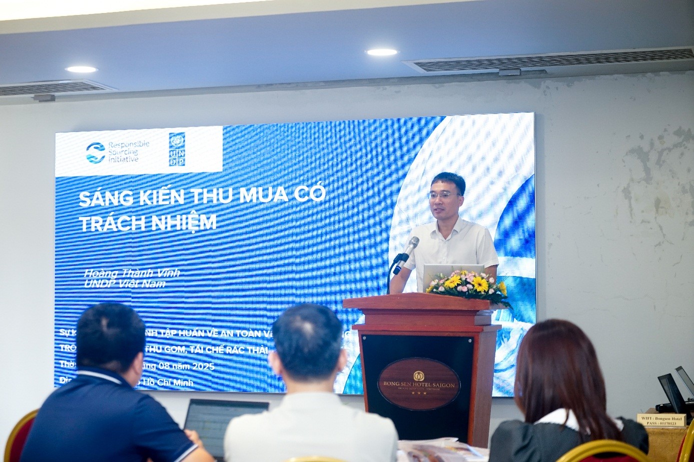 Ông Hoàng Thành Vĩnh, đại diện UNDP Việt Nam, chia sẻ về sáng kiến thu mua có trách nhiệm trong chuỗi giá trị tái chế nhựa tại Việt Nam