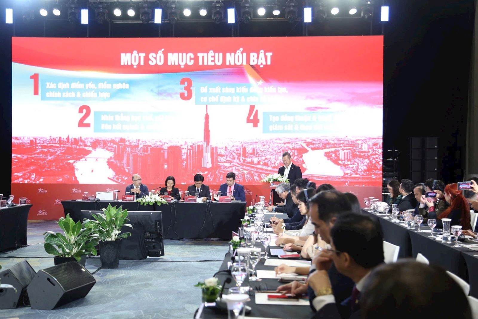 Phiên đối thoại chuyên đề “Mài sắc các mũi nhọn chiến lược - Vươn tầm quốc tế”