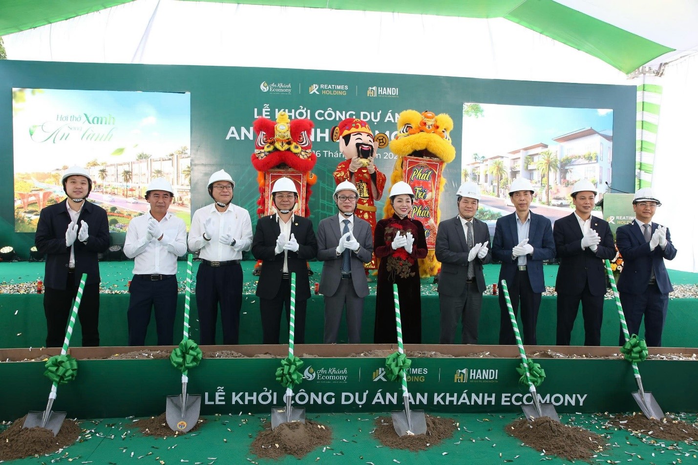 Các đại biểu thực hiện nghi lễ động thổ khởi công Dự án An Khánh Ecomony.