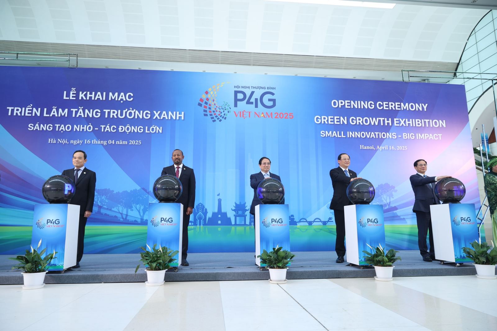 Thủ tướng Phạm Minh Chính và các đại biểu khai mạc Triển lãm 