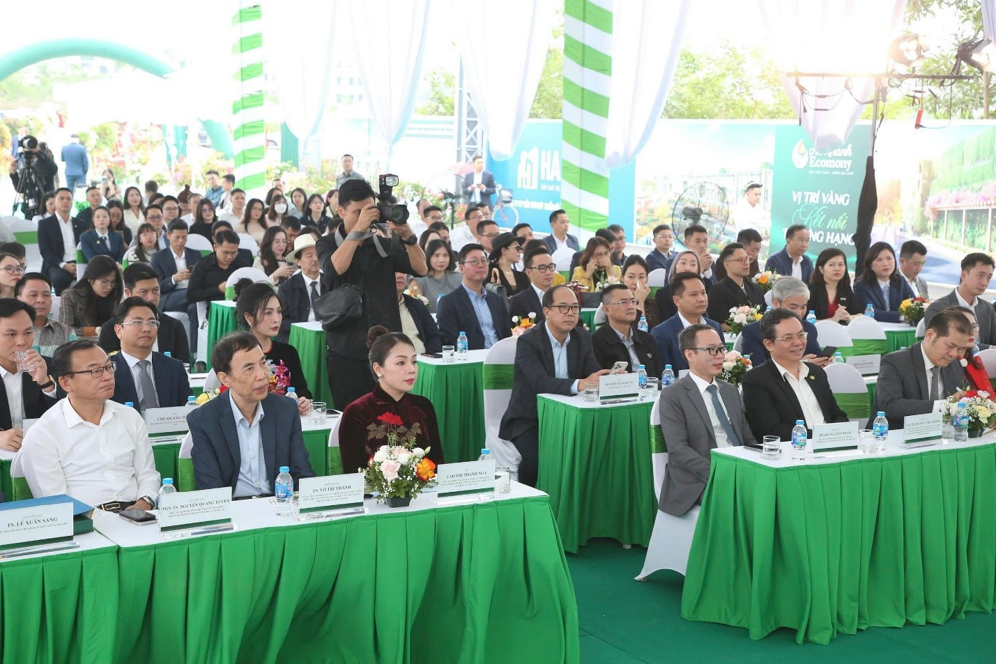 Các đại biểu tham dự lễ khởi công.