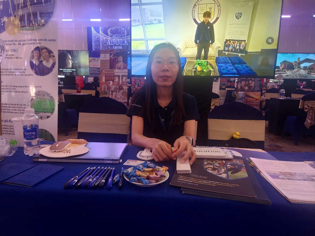 Anh3 Bà Trần Thi Tú Anh – Đại diện Tuyển sinh của OEC Việt Nam: