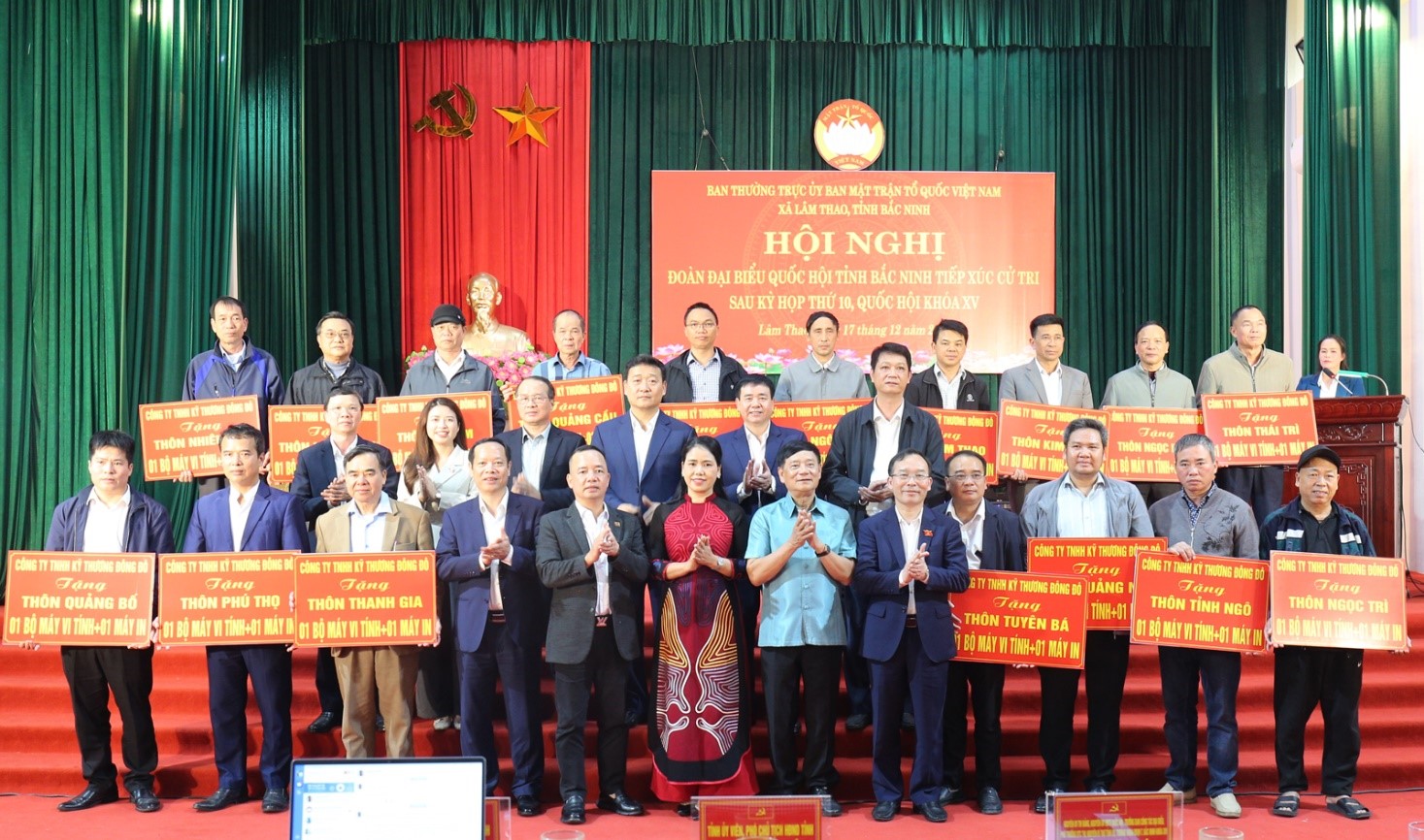 Đảng ủy, HĐND, UBND, Ủy ban MTTQ xã Lâm Thao cùng đại diện doanh nghiệp trao tặng máy tính đến 17 thôn trên địa bàn xã