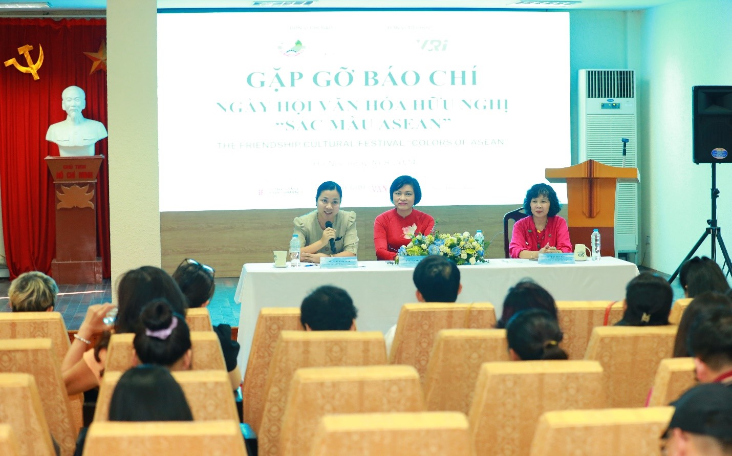 Ban tổ chức Ngày hội văn hoá hữu nghị “Sắc màu Asean 2024” trao đổi thông tin với báo chí