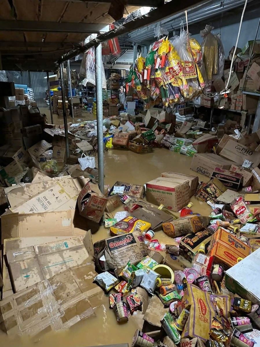 Tài sản lênh đênh trên nước lũ.