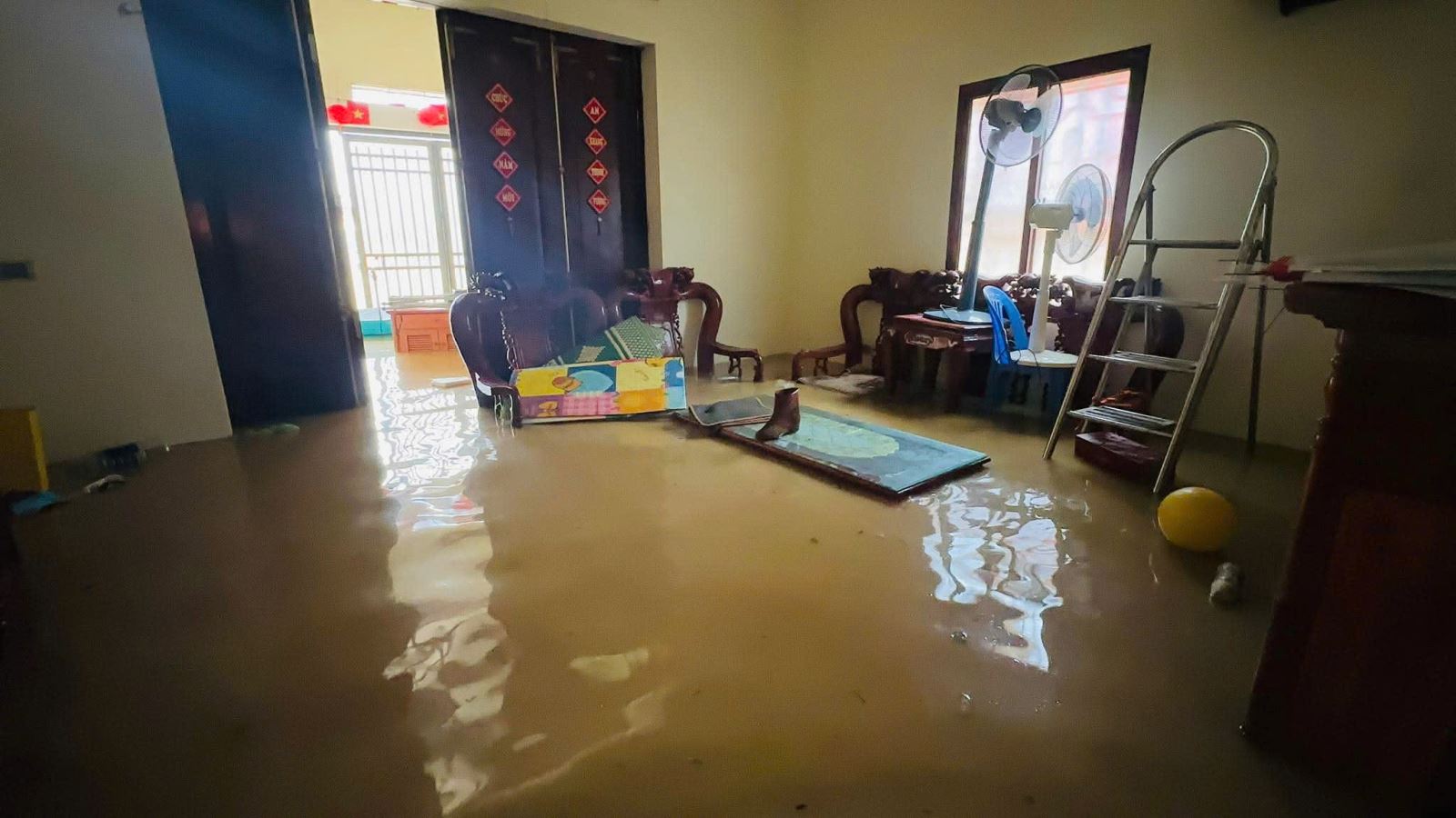 Nhà cửa của các hộ gia đình ở xã Nông Cống bị ngập sâu trong nước lũ.