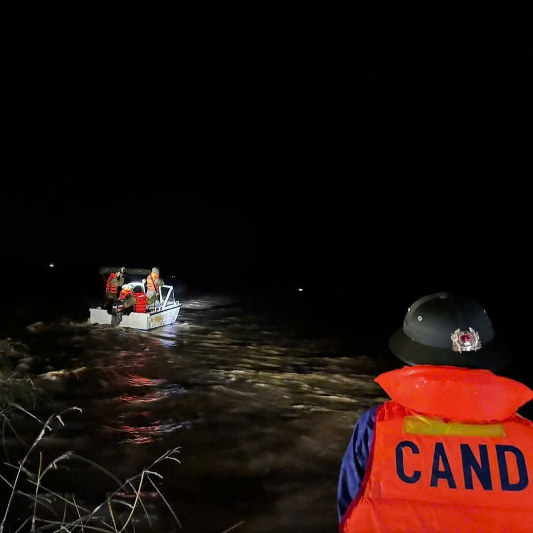 Lực lượng Công an trắng đêm hộ đê, đưa dân ra khỏi vùng nguy hiểm.