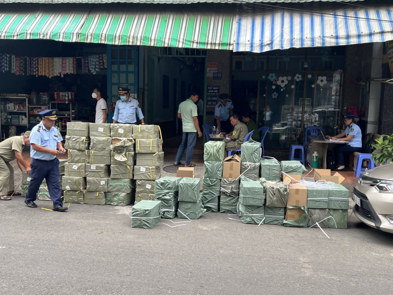 Đội quản lý thị trường số 5 tỉnh Bình Dương mới đây đã phát hiện 1.800 chai Keo Silicon, hiệu APOLLO giả, giá trị ước tính theo giá thị trường trên 100 triệu đồng. Ảnh: Tổng cục QLTT