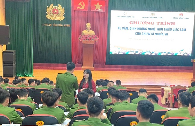 Báo cáo viên Trung tâm dịch vụ, giới thiệu việc làm của tỉnh giao lưu với các chiến sĩ nghĩa vụ tại Chương trình