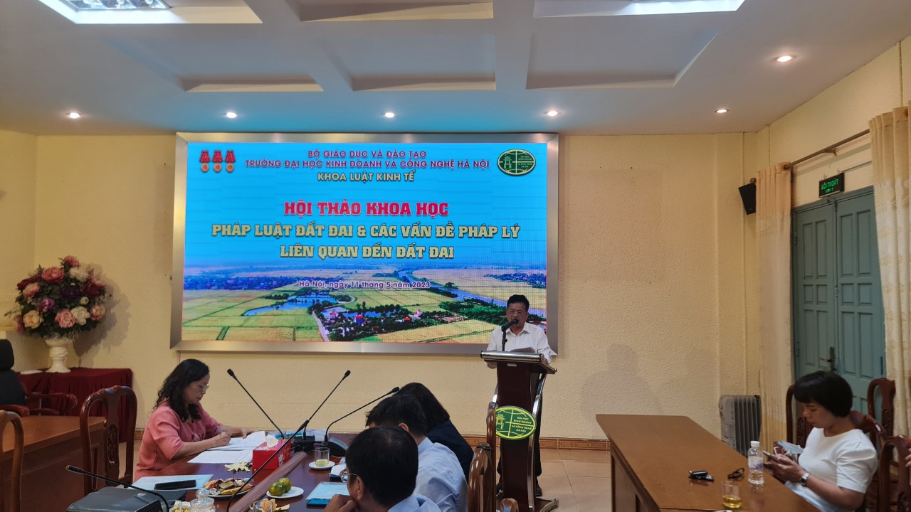 TS. Đỗ Văn Sáng – Chủ nhiệm Khoa Môi trường trình bày tham luận tại Hội thảo.