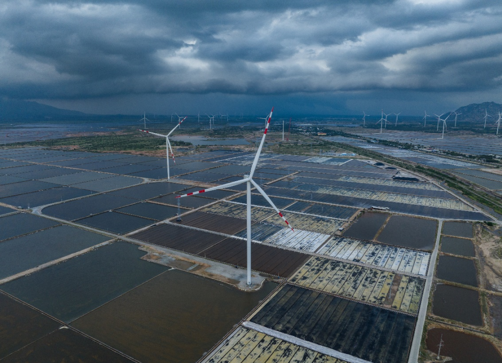 Tổ hợp năng lượng tái tạo kết hợp sản xuất muối sạch của BIM Group tại Ninh Thuận. Ảnh: BIM Group