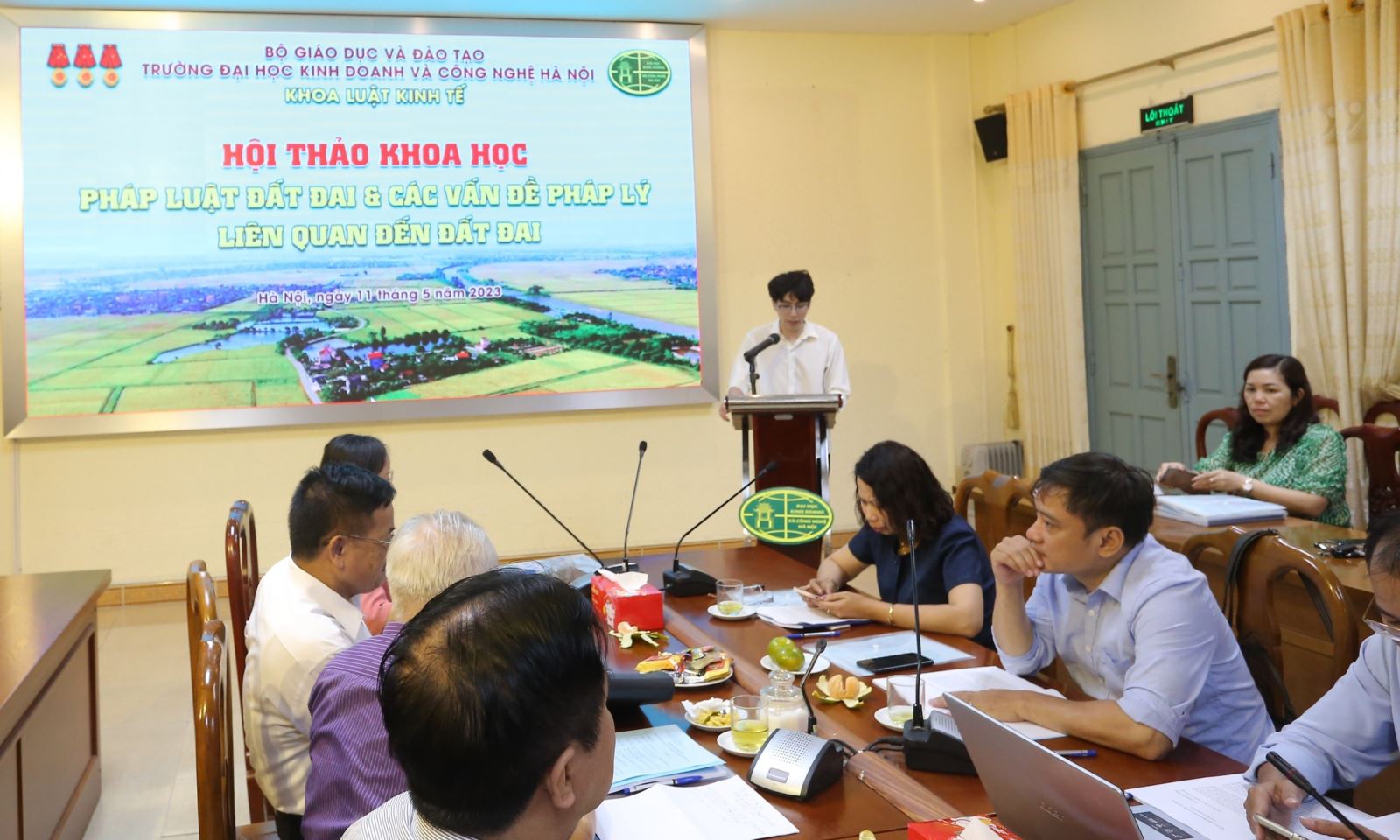 TS. Đỗ Văn Sáng – Chủ nhiệm Khoa Môi trường trình bày tham luận tại Hội thảo.