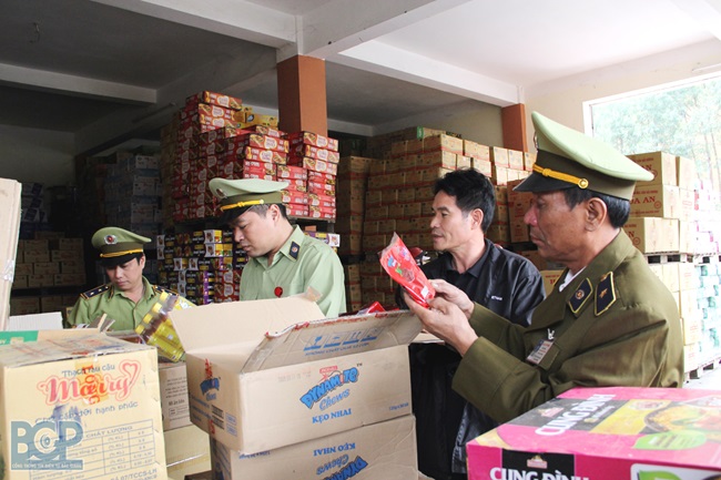 Lực lượng QLTT và các lực lượng chức năng tỉnh Bắc Giang kiểm soát chặt chẽ việc kinh doanh hàng hóa. Ảnh minh họa 