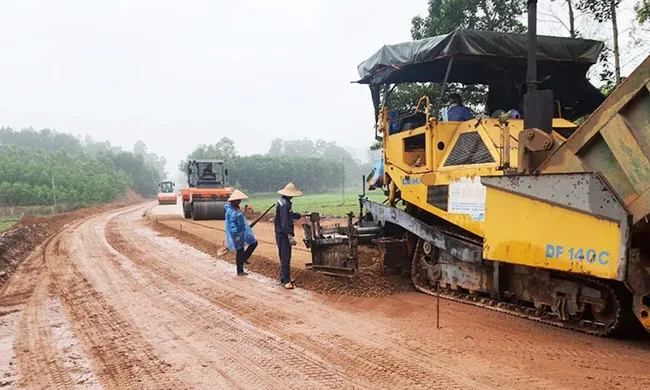 Nhà thầu thi công đường nối QL 37 - QL 17 đi Võ Nhai, đoạn giáp ranh với tỉnh Thái Nguyên. Ảnh Nhóm PVKT