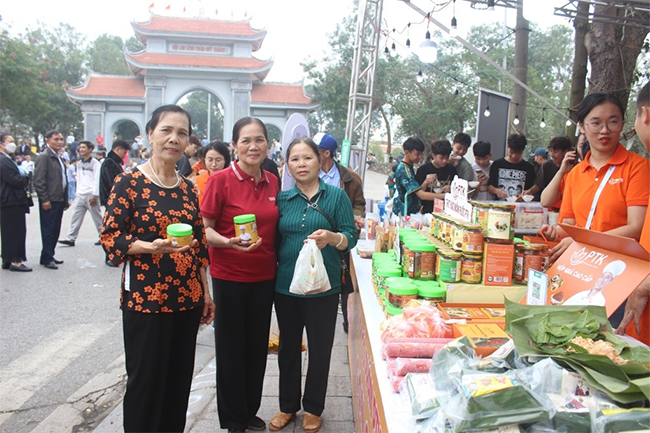 Du khách mua các sản phẩm của công ty PTK tại gian hàng của HND Tiên Du