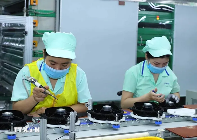 Sản xuất các loại loa tại nhà máy của Công ty Điện tử Foster (Bắc Ninh), tại Khu Công nghiệp Đô thị và Dịch vụ VSIP Bắc Ninh. (Ảnh: Thống Nhất/TTXVN)