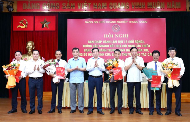 Lãnh đạo Đảng bộ Khối Doanh nghiệp Trung ương trao quyết định cho các đồng chí được chỉ định tham gia Ban Chấp hành Đảng bộ Khối Doanh nghiệp Trung ương, nhiệm kỳ 2020-2025 - Ảnh: VGP