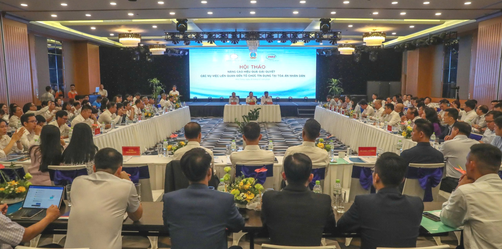 Hội thảo "Nâng cao hiệu quả giải quyết các vụ việc liên quan đến tổ chức tín dụng tại Tòa án nhân dân" - Ảnh: VGP/HT