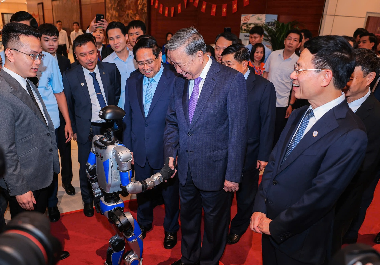 Tổng Bí thư Tô Lâm và Thủ tướng Phạm Minh Chính cùng các đại biểu tham quan triển lãm thành tựu khoa học và công nghệ