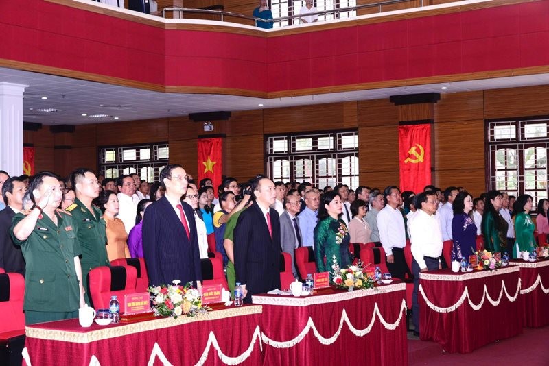 Các đồng chí lãnh đạo, nguyên lãnh đạo thành phố dự lễ đón nhận.