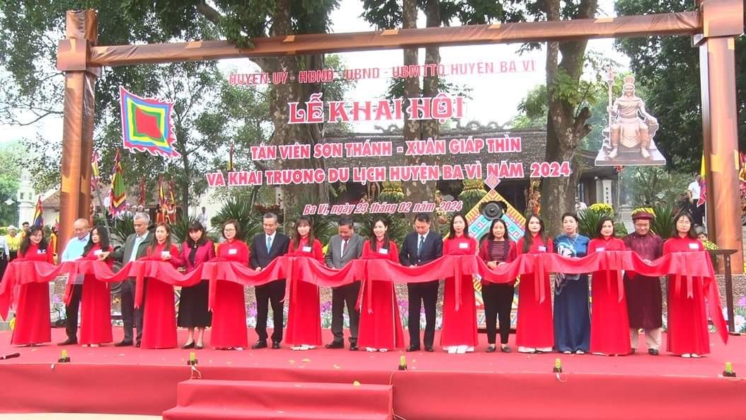 Các đại biểu cắt băng khai mạc lễ hội và năm du lịch Ba Vì