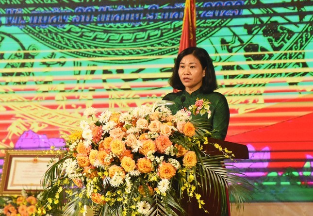 Bà Nguyễn Thị Tuyến, Phó Bí thư Thường trực Thành uỷ Hà Nội chúc mừng Đảng bộ, chính quyền và nhân dân huyện Ba Vì.