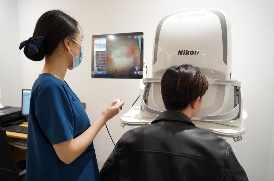 Bệnh viện mắt Ánh Dương khám mắt cho người dân bằng thiết bị hiện đại 