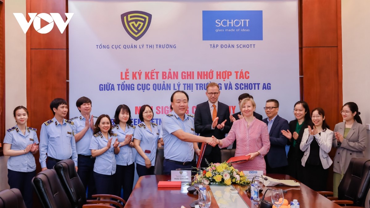 Đại diện Tổng cục Quản lý thị trường cùng Tập đoàn SCHOTT AG ký và trao Biên bản ghi nhớ.